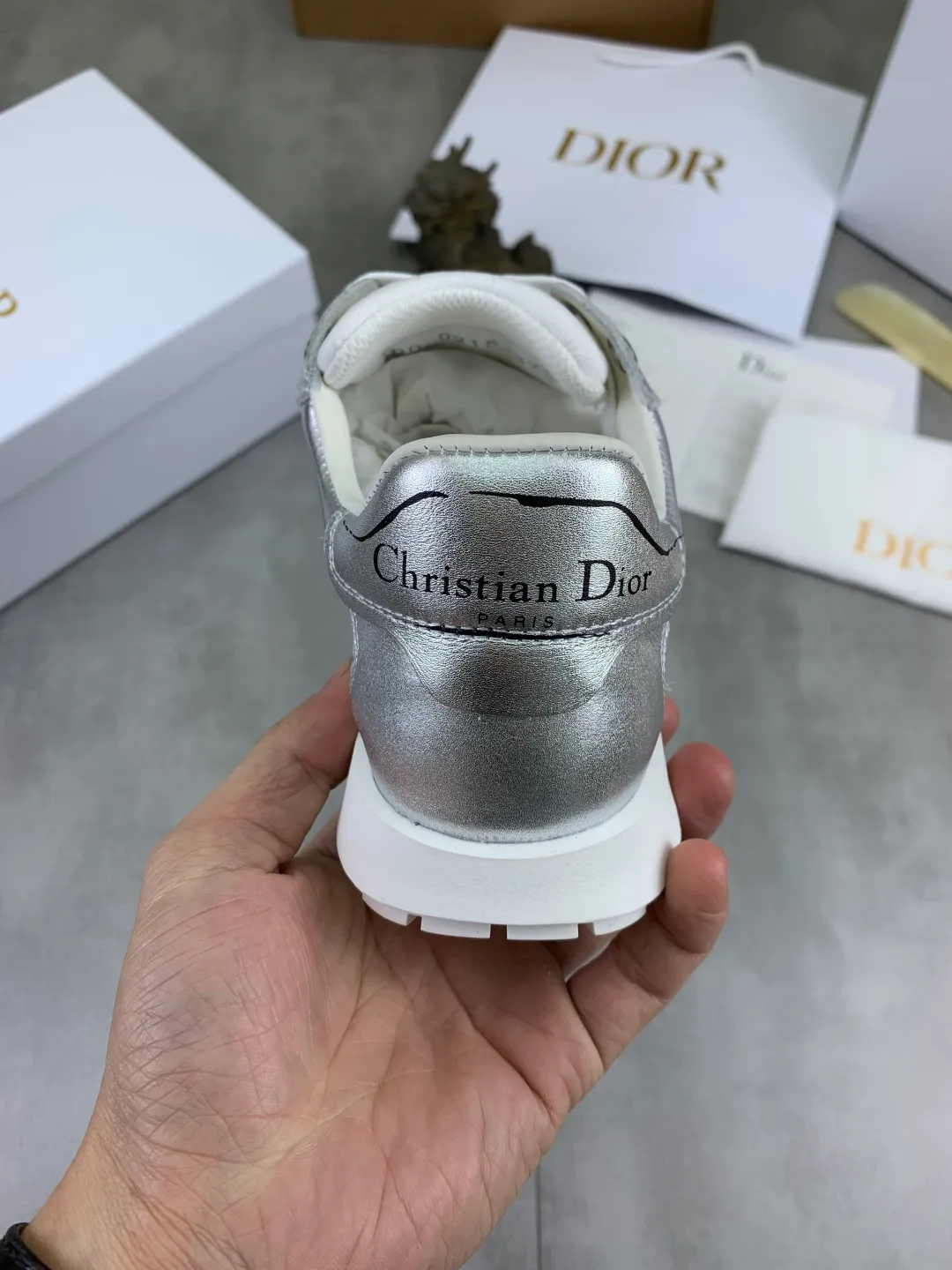 Men's men's shoes P560 new Dior Tech sneakers 2026 early spring series new products, with fashionable details, highlighting retro aesthetics. The light beige anti-suede cow leather upper is spliced ​​with apricot transparent mesh fabric on the side. The upper window edge is adhered with high-frequency flat ironing and back-pressure. It replicates the original craftsmanship, making it beautiful and comfortable without falling off. The interior is made of sheep lining of the same color and is soft and comfortable. The heel and tongue are embellished with the Paris logo. The textured TPU soles with the same color logo. The high-end version is exquisitely packaged with an airplane box, adding to the high-end style. Color: 4️⃣colors available Size: Female 35-41 Male 39-46